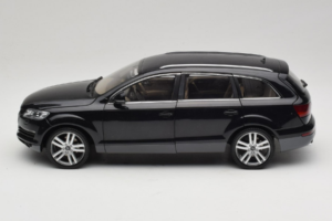 Audi Q7 Preto Kyosho 1:18 09221BK Metal - imagem 4 de 8