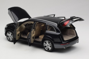Audi Q7 Preto Kyosho 1:18 09221BK Metal - imagem 5 de 8