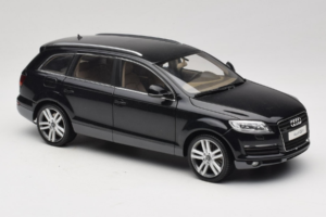Audi Q7 Preto Kyosho 1:18 09221BK Metal - imagem 6 de 8