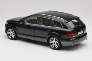 Audi Q7 Preto Kyosho 1:18 09221BK Metal - imagem 7 de 8