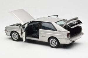 Audi Quattro LWB Prata AUTOart 1:18 70303 Metal - imagem 5 de 8