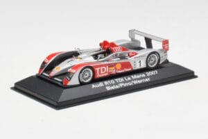 Audi R10 TDI LMP1 #1 F. Biela / E. Pirro / M. Werner 24 Hours of Le Mans 2007 Minichamps 1:43 5020700213 Metal - imagem 2 de 4
