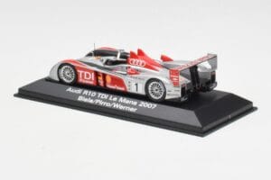Audi R10 TDI LMP1 #1 F. Biela / E. Pirro / M. Werner 24 Hours of Le Mans 2007 Minichamps 1:43 5020700213 Metal - imagem 3 de 4