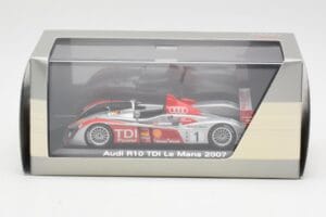 Audi R10 TDI LMP1 #1 F. Biela / E. Pirro / M. Werner 24 Hours of Le Mans 2007 Minichamps 1:43 5020700213 Metal - imagem 4 de 4