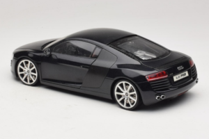 Audi R8 Preto Kyosho 1:18 09213BK Metal - imagem 7 de 8
