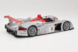 Audi R8 LMP900 #8 Audi Sport Team Joest F. Biela / E. Pirro / T. Kristensen 24 Hours of Le Mans 2000 Maisto 1:18 38899 Metal - imagem 2 de 6