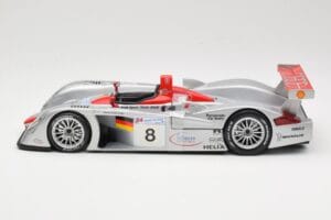 Audi R8 LMP900 #8 Audi Sport Team Joest F. Biela / E. Pirro / T. Kristensen 24 Hours of Le Mans 2000 Maisto 1:18 38899 Metal - imagem 3 de 6