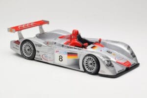 Audi R8 LMP900 #8 Audi Sport Team Joest F. Biela / E. Pirro / T. Kristensen 24 Hours of Le Mans 2000 Maisto 1:18 38899 Metal - imagem 4 de 6