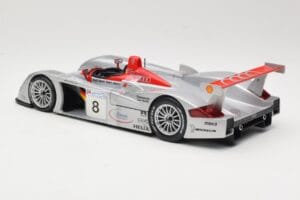 Audi R8 LMP900 #8 Audi Sport Team Joest F. Biela / E. Pirro / T. Kristensen 24 Hours of Le Mans 2000 Maisto 1:18 38899 Metal - imagem 5 de 6