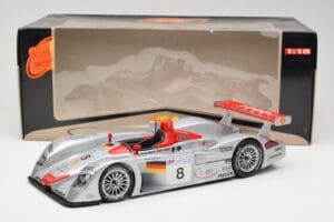 Audi R8 LMP900 #8 Audi Sport Team Joest F. Biela / E. Pirro / T. Kristensen 24 Hours of Le Mans 2000 Maisto 1:18 38899 Metal - imagem 6 de 6