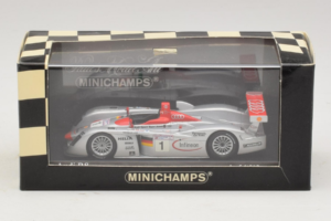 Audi R8 LMP #1 F. Biela / E. Pirro / T. Kristensen 24 Hours of Le Mans Winner 2001 Minichamps 1:43 400011201 Metal - imagem 4 de 4