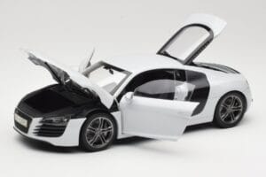 Audi R8 Type 42 Suzuka Grey Kyosho 1:18 09213SG Metal - imagem 2 de 8