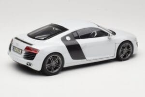 Audi R8 Type 42 Suzuka Grey Kyosho 1:18 09213SG Metal - imagem 3 de 8