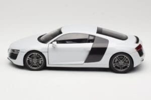 Audi R8 Type 42 Suzuka Grey Kyosho 1:18 09213SG Metal - imagem 4 de 8