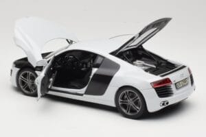 Audi R8 Type 42 Suzuka Grey Kyosho 1:18 09213SG Metal - imagem 5 de 8