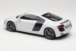 Audi R8 Type 42 Suzuka Grey Kyosho 1:18 09213SG Metal - imagem 7 de 8