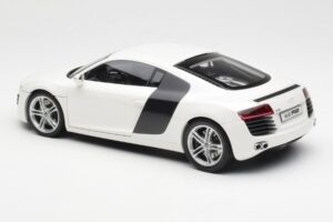 Audi R8 Type 42 Branco Kyosho 1:18 09213W Metal - imagem 7 de 8