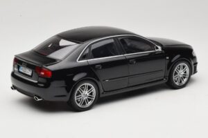 Audi RS4 B7 Sedan Phantom Black Minichamps 1:18 5010509115 Metal - imagem 3 de 8