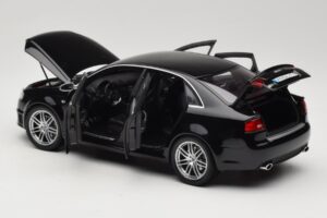 Audi RS4 B7 Sedan Phantom Black Minichamps 1:18 5010509115 Metal - imagem 5 de 8