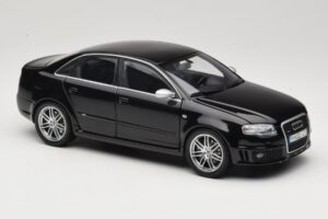 Audi RS4 B7 Sedan Phantom Black Minichamps 1:18 5010509115 Metal - imagem 6 de 8