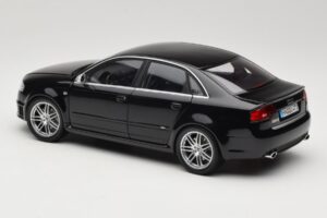 Audi RS4 B7 Sedan Phantom Black Minichamps 1:18 5010509115 Metal - imagem 7 de 8