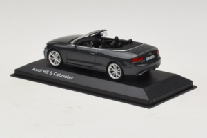 Audi RS5 B8 Cabriolet Daytona Gray Minichamps 1:43 5011215323 Metal - imagem 3 de 4