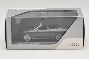 Audi RS5 B8 Cabriolet Daytona Gray Minichamps 1:43 5011215323 Metal - imagem 4 de 4