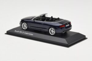 Audi RS5 B8 Cabriolet Estoril Blue Minichamps 1:43 5011215313 Metal - imagem 3 de 4