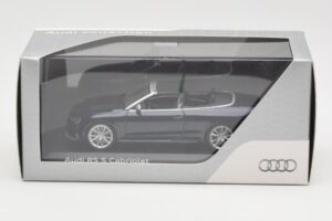 Audi RS5 B8 Cabriolet Estoril Blue Minichamps 1:43 5011215313 Metal - imagem 4 de 4