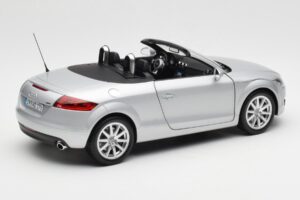 Audi TT 8J Roadster Prata Claro Minichamps 1:18 5010500515 Metal - imagem 3 de 8