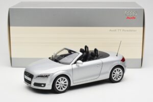 Audi TT 8J Roadster Prata Claro Minichamps 1:18 5010500515 Metal - imagem 8 de 8