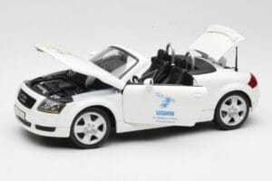 Audi TT 8N Cabriolet Branco Maisto 1:18 56065 Metal - imagem 2 de 8