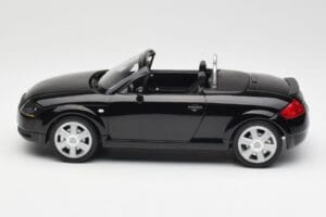Audi TT 8N Roadster Black Metallic Minichamps 1:18 155017030 Metal - imagem 3 de 6