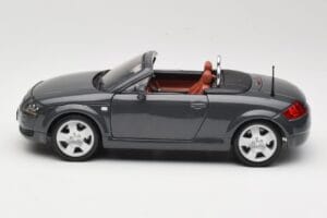 Audi TT 8N Roadster Cinzento Maisto 1:18 50346 Metal - imagem 4 de 8