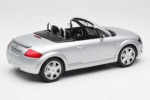 Audi TT 8N Roadster Silver Metallic Minichamps 1:18 155017031 Metal - imagem 2 de 6
