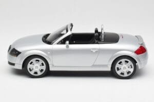 Audi TT 8N Roadster Silver Metallic Minichamps 1:18 155017031 Metal - imagem 3 de 6