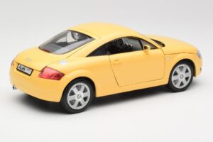 Audi TT 8N Amarelo Revell 1:18 08954-M1 Metal - imagem 3 de 8
