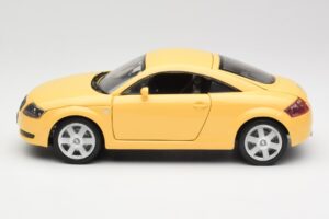 Audi TT 8N Amarelo Revell 1:18 08954-M1 Metal - imagem 4 de 8