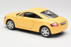 Audi TT 8N Amarelo Revell 1:18 08954-M1 Metal - imagem 7 de 8