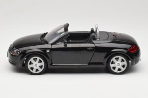 Audi TT 8N Roadster Preto Revell 1:18 8980 Metal - imagem 4 de 8