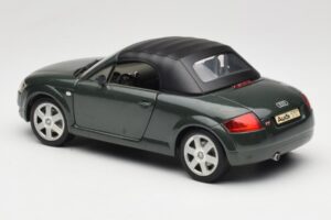 Audi TT 8N Roadster Verde Revell 1:18 8979 Metal - imagem 7 de 8