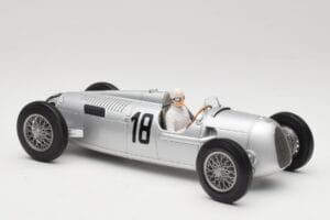 Auto Union Typ C #18 B. Rosemeyer Internationales Eifelrennen Nürburgring Winner 1936 Minichamps 1:18 155361018 Metal - imagem 4 de 6
