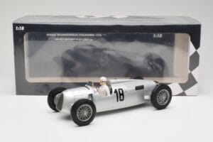 Auto Union Typ C #18 B. Rosemeyer Internationales Eifelrennen Nürburgring Winner 1936 Minichamps 1:18 155361018 Metal - imagem 6 de 6