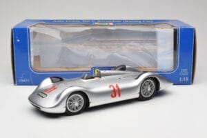 Auto Union Typ C Stromlinie #31 B. Rosemeyer 1937 Prata Revell 1:18 08436 Metal - imagem 8 de 8