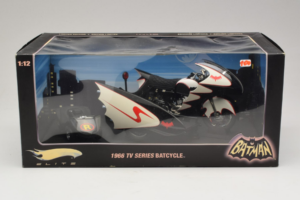 Batcycle & Sidecar Batman TV Series Hot Wheels 1:18 R0006 Metal - imagem 2 de 2