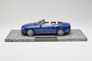 Bentley Continental GT Speed Cabriolet Azul Minichamps 1:18 107139331 Metal - imagem 3 de 6