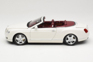 Bentley Continental GTC Branco Minichamps 1:18 100139032 Metal - imagem 4 de 8
