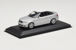 BMW 1-Series E88 Cabriolet Titan Silver Minichamps 1:43 80420427037-R1 Metal - imagem 2 de 5