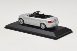 BMW 1-Series E88 Cabriolet Titan Silver Minichamps 1:43 80420427037-R1 Metal - imagem 3 de 5