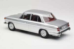 BMW 1800 Ti Prata Minichamps 1:18 107024000 Resina - imagem 5 de 6